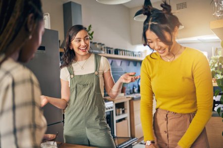 Téléchargez les photos : Conversation, liens et amies dans la cuisine de leur nouvel appartement s'amuser ensemble. Joyeux, sourire et groupe de jeunes femmes qui parlent et cuisinent un repas pour le déjeuner ou le dîner dans une maison moderne. - en image libre de droit