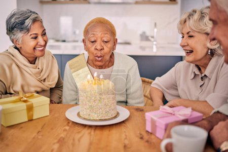 Téléchargez les photos : Femmes âgées, amis et bougies sur le gâteau d'anniversaire pour une célébration, fête et rassemblement social. Des personnes âgées réunies à table pour célébrer et souffler la flamme à la maison de retraite événement avec bonheur. - en image libre de droit