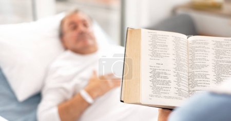 Foto de Médico, una mujer leyendo la Biblia a su marido durante una visita y una pareja en el hospital. Cuidado de la salud, jubilación o religión con una esposa y un hombre mayor paciente en una clínica para la fe en Dios. - Imagen libre de derechos