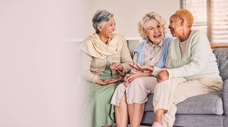 Foto de Sofá, amigos y mujeres mayores en conversación en una sala de estar juntos hablando, riendo y vinculándose en la jubilación. Gente feliz, divertida y anciana hablando con alegría en un sofá. - Imagen libre de derechos