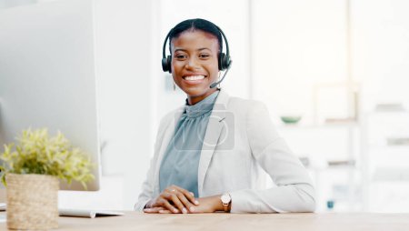 Foto de Mujer negra, centro de llamadas y sonrisa en la computadora en telemarketing, servicio al cliente o soporte. Retrato de la agente consultora afroamericana feliz con auriculares para obtener ayuda o asesoramiento en el escritorio de la oficina. - Imagen libre de derechos