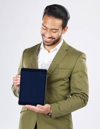 Foto de Hombre asiático feliz, maqueta tableta y pantalla en la publicidad contra un fondo de estudio blanco. Sonrisa del empresario con la exhibición de la tecnología o la aplicación en la comercialización, el anuncio o el branding en el espacio de la maqueta. - Imagen libre de derechos