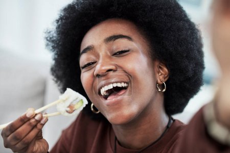 Foto de Sushi, mariscos y retrato con selfie de mujer negra en casa para brunch, cocina japonesa y redes sociales. Imagen del perfil y la salud con la cara del cliente para la nutrición, la dieta y la buena comida. - Imagen libre de derechos