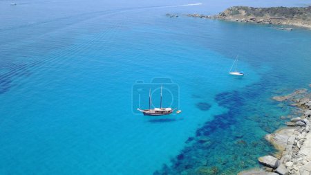 Téléchargez les photos : Aérien de yacht sur l'eau bleue, voile en Croatie et soleil d'été sur les vacances en mer, se détendre dans la liberté et la nature paysage marin. Vacances en bateau, voyage et croisière tropicale sur l'aventure maritime à la côte de l'île - en image libre de droit