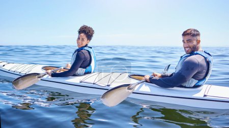Téléchargez les photos : Océan, portrait de l'homme et de la femme heureux en kayak au lac, à la plage ou à la rivière pour le défi de l'exercice. Vacances sportives, aventure et remise en forme, aviron en canot en couple pour l'entraînement et la course amusante en mer - en image libre de droit