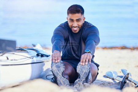 Foto de Retrato, playa y hombre estirando las piernas para empezar a entrenar, entrenar y hacer ejercicio en kayak para los deportes. Feliz, atleta y persona se calientan en el océano para prepararse para la aptitud, cuerpo sano y flexible al aire libre. - Imagen libre de derechos