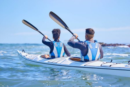 Téléchargez les photos : Eau, homme et femme en kayak et sports sur le lac, la plage ou la rivière pour faire de l'exercice ensemble en vacances. Vacances en mer, aventure et remise en forme, couple en canot pour l'entraînement en équipe sur ciel bleu - en image libre de droit