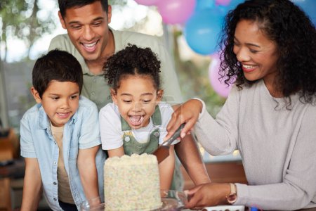 Téléchargez les photos : Mère, enfants et couteau pour couper le gâteau d'anniversaire, la célébration et le soutien avec un sourire enthousiaste pour manger dans la maison familiale. Enfants, parents et ensemble pour la nourriture, le dessert et les bonbons à l'événement dans la maison. - en image libre de droit