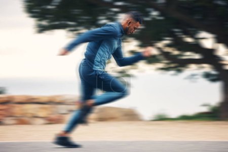 Téléchargez les photos : Runner man, sprint et motion flou dans la rue, la nature et le profil pour la vitesse, la forme physique et l'exercice. Athlète gars, course rapide et en plein air sur la route pour l'entraînement, l'entraînement et le sport pour la santé dans la campagne. - en image libre de droit