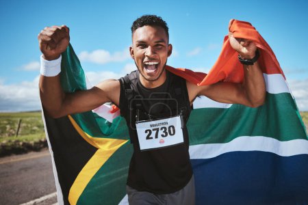 Foto de Retrato, ejercicio y bandera de Sudáfrica con un hombre corredor en una calle en la naturaleza para la motivación o el éxito. Fitness, ganador y salud con un atleta animando durante el cardio o entrenamiento de resistencia. - Imagen libre de derechos