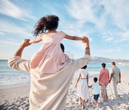 Téléchargez les photos : Grande famille, vacances et marche sur la plage ensemble, dos de cochon et tenant la main sur le sable de l'île d'été par derrière. Parents, grands-parents et enfants en vacances tropicales à l'océan à Hawaï - en image libre de droit