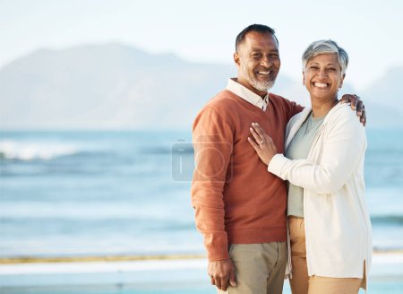 Foto de Playa, maqueta y retrato de pareja mayor de vacaciones o vacaciones juntos y felices con el amor en la naturaleza en el mar. Ancianos, el hombre y la mujer se relajan con felicidad, cuidado y sonrisa en el vínculo de jubilación. - Imagen libre de derechos