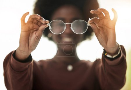 Téléchargez les photos : Femme, mains et gros plan de lunettes pour la vision, lentille de prescription pour la mode et la vue. Cadre, optométrie et personne avec lunettes optiques pour les soins oculaires, l'ophtalmologie et la santé dans le test opticien. - en image libre de droit