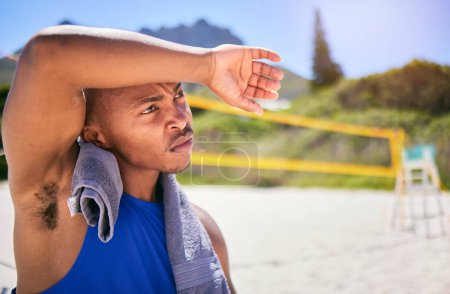 Foto de Hombre cansado, voleibol y fitness deportivo en la playa en el partido, juego o intensa competencia al aire libre en el sol. Hombre agotado o jugador en sudor, descanso o descanso después del entrenamiento, ejercicio o entrenamiento. - Imagen libre de derechos