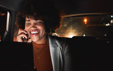 Foto de Taxi, feliz y una mujer en una llamada telefónica con un ordenador portátil para la comunicación y el contacto por la noche. Sonrisa, coche y profesional hablando en un móvil con un ordenador para leer un correo electrónico en la oscuridad. - Imagen libre de derechos