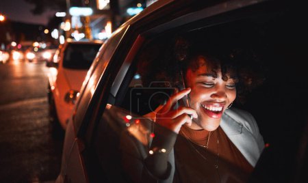 Téléchargez les photos : Bonne femme noire, appel téléphonique et Voyage la nuit dans le taxi de la ville pour la communication, la conversation ou le réseautage. Femme africaine sourire, parler ou tard le soir sur smartphone mobile dans la discussion. - en image libre de droit