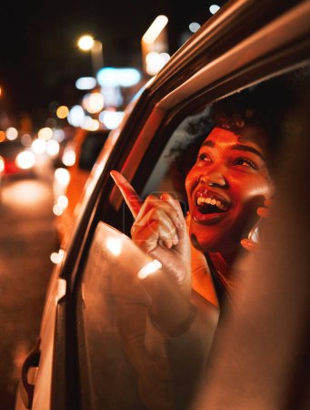 Foto de Mujer negra feliz, llamada telefónica y coche por la noche en taxi de la ciudad, comunicación o networking. Emocionada mujer africana sonrisa en la conversación o discusión nocturna en el teléfono inteligente móvil en los viajes. - Imagen libre de derechos