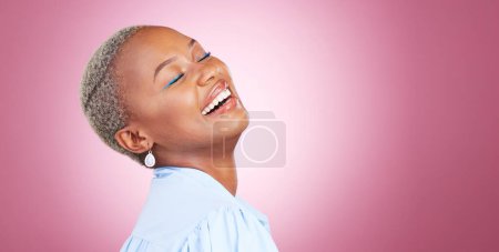 Téléchargez les photos : Maquillage, rire et jeune femme noire dans un studio avec cosmétique, glamour et routine visage. Joyeux, sourire et modèle féminin africain avec un traitement du visage de cosmétologie par fond rose avec espace de maquette. - en image libre de droit