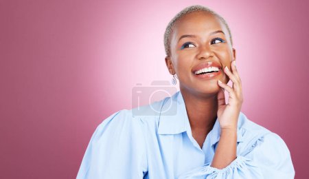 Téléchargez les photos : Penser, maquiller ou femme noire heureuse beauté ou des idées en studio isolé sur fond violet. Soin du visage, espace dermatologique ou modèle africain naturel avec éclat, brillance ou maquillage cosmétique. - en image libre de droit