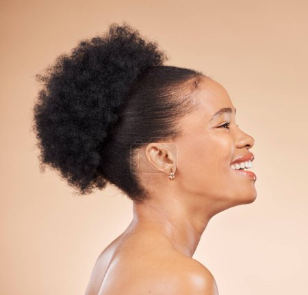 Téléchargez les photos : Profil, soins de la peau et beauté de la femme noire, sourire et isolé sur fond brun en studio. Réflexion, cosmétiques naturels et modèle africain dans le traitement du visage spa pour l'esthétique, le bien-être et la santé. - en image libre de droit