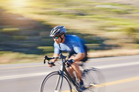 Téléchargez les photos : Flou du mouvement, remise en forme et cycliste sur la route à vélo en montagne avec casque, piste d'aventure d'exercice et la vitesse. Course cycliste, nature et homme avec vélo pour un entraînement rapide, une motivation d'entraînement ou de l'énergie. - en image libre de droit