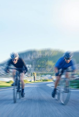 Téléchargez les photos : Flou du mouvement, course et cycliste sur la route à vélo en montagne ensemble, faire de l'aventure et de la vitesse. Cyclisme, nature et hommes avec vélo pour une compétition d'entraînement rapide, une motivation d'entraînement et de l'énergie - en image libre de droit