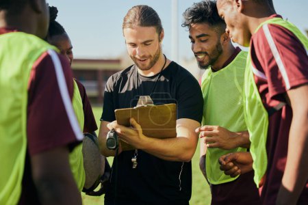 Estrategia deportiva, charlas y hombres en rugby para el trabajo en equipo, la planificación de fitness o el horario de entrenamiento. Juntos, el campo y la diversidad con el grupo de personas deportistas con un entrenador para la conversación sobre un juego.