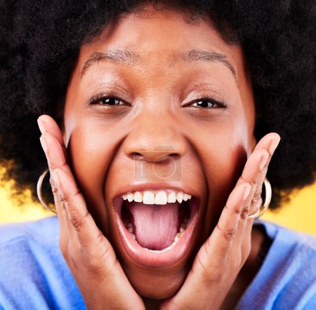 Foto de Primer plano de excitado, sorpresa y retrato de mujer negra sobre fondo amarillo para buenas noticias, wow y feliz. Emoji, ganador y cara de persona con gran sonrisa para el anuncio, ganar y omg en el estudio. - Imagen libre de derechos