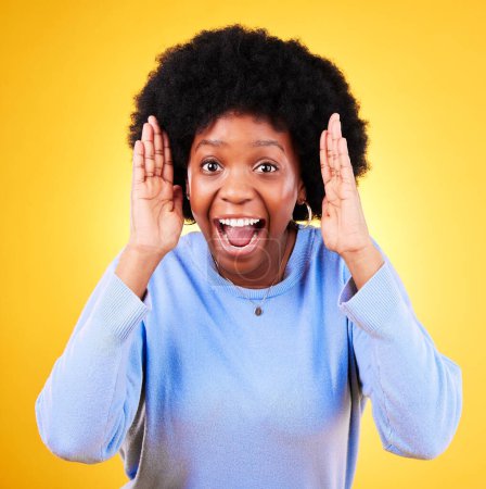 Téléchargez les photos : Excité, surprise et portrait d'une femme en studio avec de bonnes nouvelles, bouche ouverte et wow emoji. Africain ou gagnant sur un fond jaune pour l'annonce de commérages, choc et examen du visage. - en image libre de droit