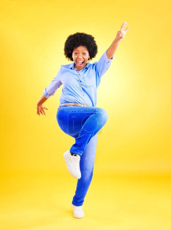 Foto de Emocionado, feliz y una mujer en el estudio con energía divertida, actitud positiva y acción. Retrato de modelo africano aislado sobre fondo amarillo para la danza de la libertad, ganador o celebración del éxito. - Imagen libre de derechos