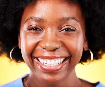 Téléchargez les photos : Heureux, portrait et soins pour femme noire avec un sourire pour la beauté, les cosmétiques ou le marketing en arrière-plan studio. Maquillage naturel, cheveux et sourcils, microblading ou dermatologie publicitaire bien-être. - en image libre de droit