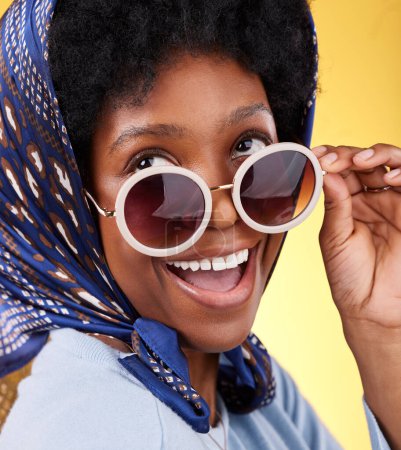 Téléchargez les photos : Fun, rétro et femme avec des lunettes de soleil et sourire gros plan avec des accessoires de cadres vintage en studio. Modèle féminin africain, confiance et personne heureuse avec la mode d'été à la mode avec fond jaune. - en image libre de droit
