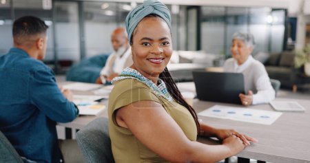 Téléchargez les photos : Leadership, remue-méninges et portrait de la femme noire au pouvoir avec des gens d'affaires d'entreprise. Stratégie, planification et collaboration, sourire d'homme d'affaires dans la salle de conférence pour atelier professionnel. - en image libre de droit