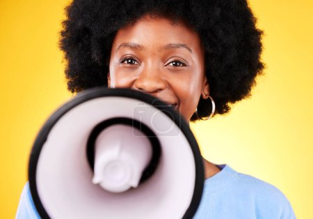Téléchargez les photos : Heureuse femme noire, portrait et mégaphone dans la publicité ou le marketing sur fond de studio jaune. Femme africaine, sourire ou voix et haut-parleur dans l'annonce, alerte ou vente à prix réduit. - en image libre de droit