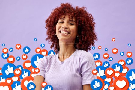 Téléchargez les photos : Portrait de femme heureuse avec les médias sociaux comme emoji en studio pour aimer, souscrire et revoir. Sourire, visage et fille sur fond violet avec icône de notification pour voter, opinion et réseautage en ligne - en image libre de droit