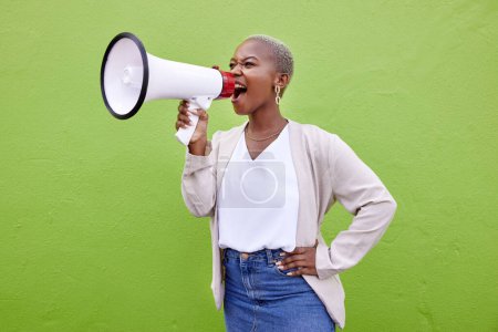 Foto de Mujer negra, megáfono y gritando en el espacio de maqueta en la publicidad o protesta contra un fondo de estudio. Persona africana gritando en megáfono o altavoz para la venta descuento, voto o alerta. - Imagen libre de derechos
