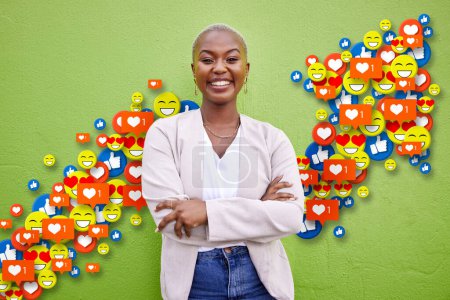 Foto de Las redes sociales, el icono de emoji o la flecha de la mujer influenciadora para gustar, amar la reacción o seguir el crecimiento. Persona africana feliz en la pared verde para la página de fans, aplicación de creador de contenido o superposición de notificación de comunicación. - Imagen libre de derechos