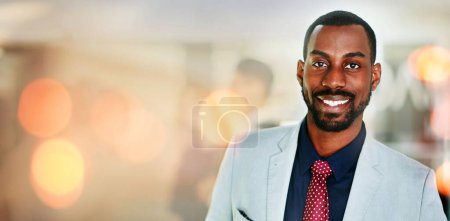 Téléchargez les photos : Portrait d'un avocat, d'un homme d'affaires et d'un homme noir dans un bureau, une entreprise ou un lieu de travail. Visage, avocat et heureux employé professionnel africain, travailleur ou avocat sourire en costume pour la carrière dans le cabinet d'avocats. - en image libre de droit