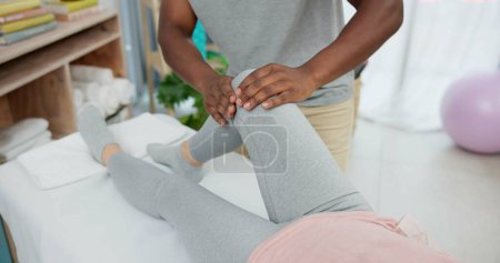 Foto de Fisioterapeuta manos, control de rodilla y paciente para ayuda de rehabilitación, apoyo de recuperación o consulta de lesiones articulares. Masaje quiropráctico, piernas o fisioterapia para el servicio de curación médica. - Imagen libre de derechos