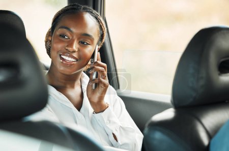 Foto de Llamada telefónica, sonrisa y mujer negra en taxi para viajar, conversación y comunicación. Móvil, coche y persona africana feliz en viaje, viaje y conmutar en el transporte, hablar y escuchar noticias. - Imagen libre de derechos