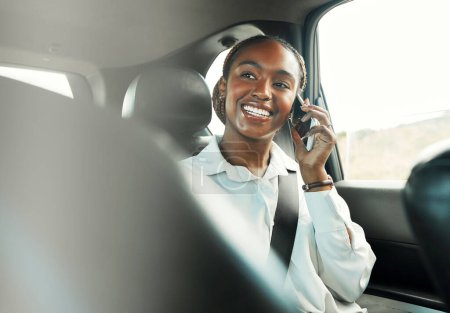 Foto de Llamada telefónica, sonrisa y mujer negra en coche para viajar, conversación y comunicación. Móvil, taxi y persona africana feliz en viaje, viaje y viaje en transporte, hablar y escuchar noticias. - Imagen libre de derechos