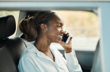 Foto de Llamada telefónica, mujer feliz y negra en coche para viajar, conversación y comunicación. Móvil, taxi y persona africana sonríen en viaje, viaje y viaje en transporte, hablando y escuchando noticias. - Imagen libre de derechos