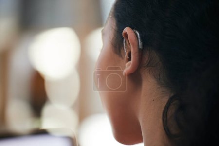 Téléchargez les photos : Appareil auditif, gros plan et oreille sourde avec son et personne handicapée pour aider à l'implant audio et médical. Technologie, patient et problème d'écoute et de bien-être avec le dos. - en image libre de droit