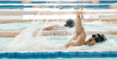 Foto de Fitness, agua y nadador en una piscina durante una carrera, competición o entrenamiento cardiovascular en un gimnasio. Ejercicio, deportes y entrenamiento con un atleta nadando para mejorar la velocidad, la salud o el rendimiento de estilo libre. - Imagen libre de derechos