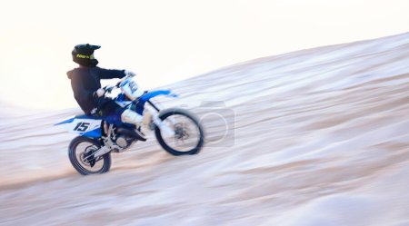 Téléchargez les photos : Entraînement moto, désert et homme rapide pour le sport, le flou du mouvement ou le voyage en plein air. Moto, vitesse et pilote sur sable, terre et hors route pour la liberté, le défi de course et la concurrence extrême. - en image libre de droit