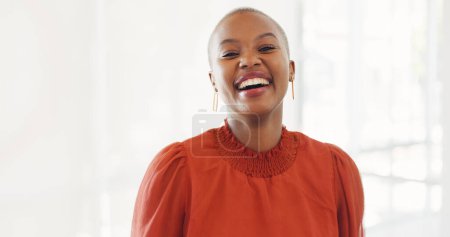 Téléchargez les photos : Sourire, femme noire confiante et d'affaires dans la start-up heureux pour la croissance professionnelle ou au travail. Designer, rigolo et portrait de jeune employé ou entrepreneur africain fier de son poste. - en image libre de droit