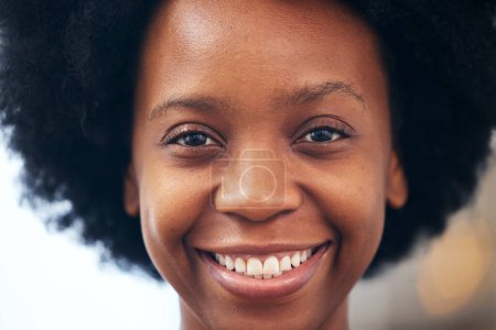 Foto de Feliz, sonrisa y primer plano retrato de la mujer negra con buena actitud, segura y positiva. Felicidad, excitado y cara de disparo de la joven modelo femenina africana con un afro natural y la piel brillante - Imagen libre de derechos