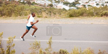 Foto de Mañana, carretera y un hombre negro corriendo por la aptitud, ejercicio y entrenamiento para un maratón. Deportes, salud y un corredor africano o una persona rápida en la calle para un entrenamiento, cardio o compromiso atleta. - Imagen libre de derechos