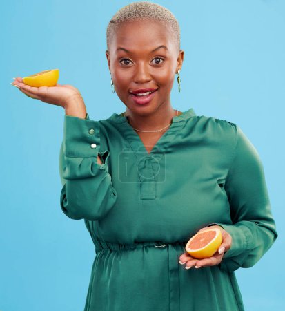 Téléchargez les photos : Femme noire, portrait et orange pour la vitamine C dans l'alimentation, la nutrition naturelle ou la désintoxication sur fond de studio. Happy African femme sourire avec des agrumes biologiques sains pour le bien-être du corps. - en image libre de droit