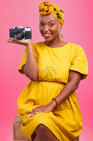 Téléchargez les photos : Appareil photo, portrait de photographe et heureuse femme noire pour photo objectif, photo de profil ou photographie créative, mode ou beauté. Studio photoshoot, bonheur ou sourire de personne africaine sur fond rose. - en image libre de droit